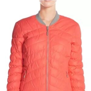 26BW.- Bench Daysplash Jacket. Size Small.